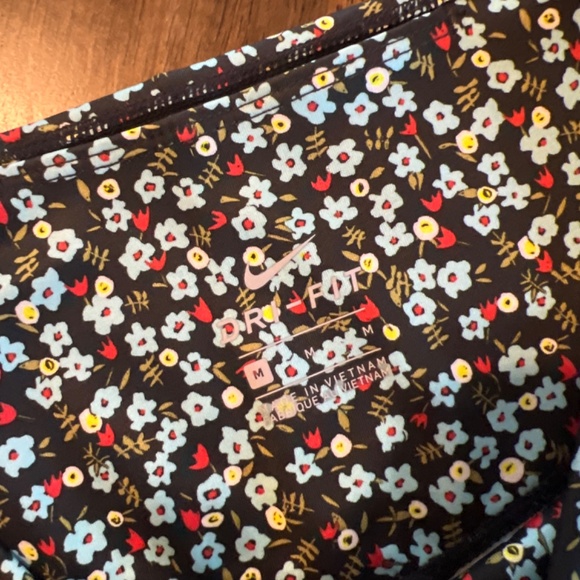 Women’s Nike 2-pc Sports Bra & Biker Short Floral set - Picture 4 of 5